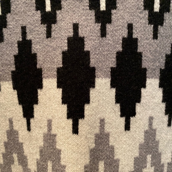 Cupcakes and Cashmere 2x sweater - Picture 2 of 5